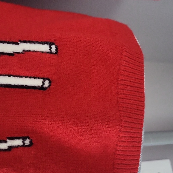 Red Deer Pattern Sweater - Picture 7 of 11